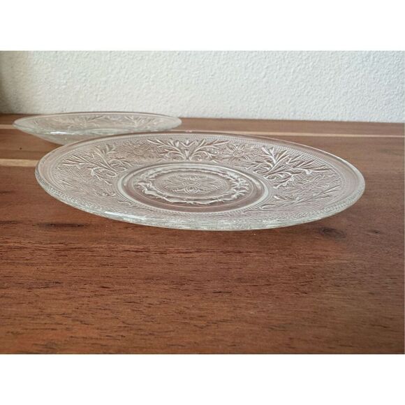 Floral clear glass vintage plates fish dessert set of 2 luncheon brunch Victoria - Picture 4 of 5